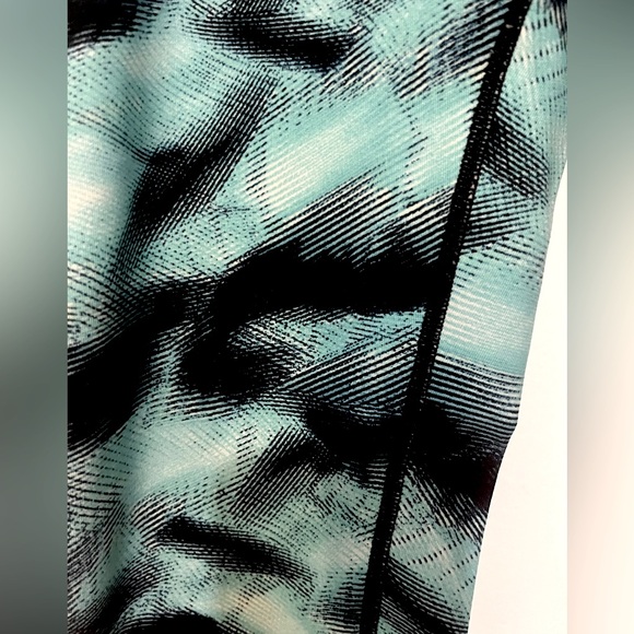 Calvin Klein Performance Blue & Black Abstract Print Cropped Capris Pants Medium - Picture 6 of 8